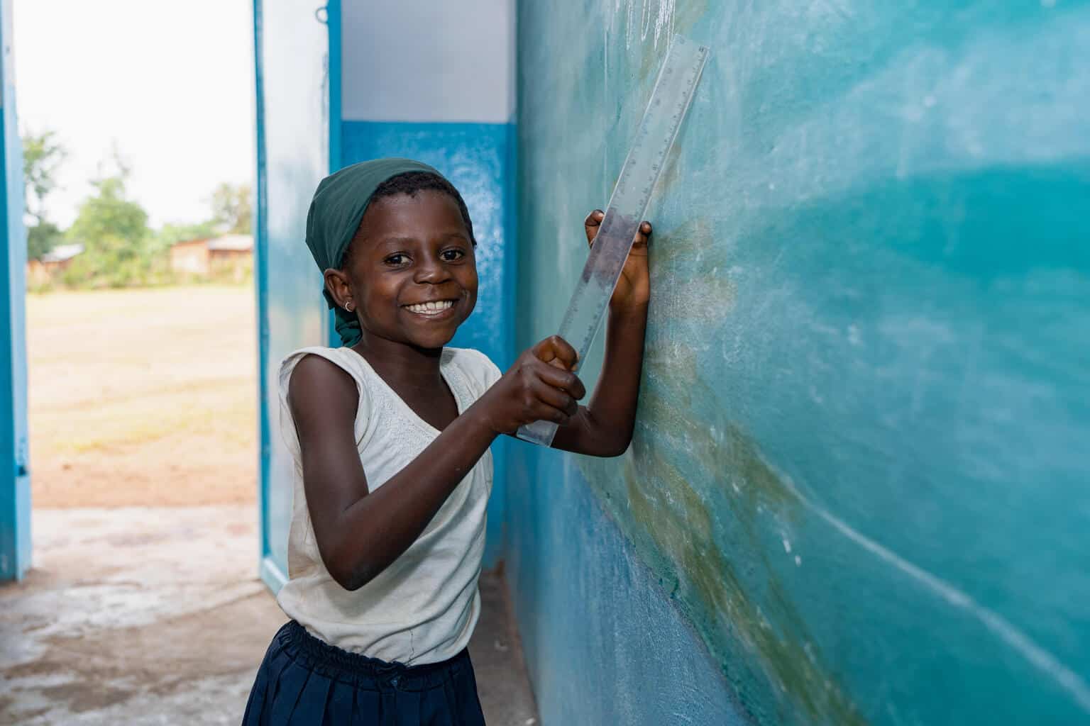 Elève de l'École primaire Luebo à Kamonia, province du Kasaï, RD Congo, le 15 septembre 2022. L'école a été réhabilitée par l'UNICEF avec le soutien de UK Aid pour améliorer l'éducation des filles.