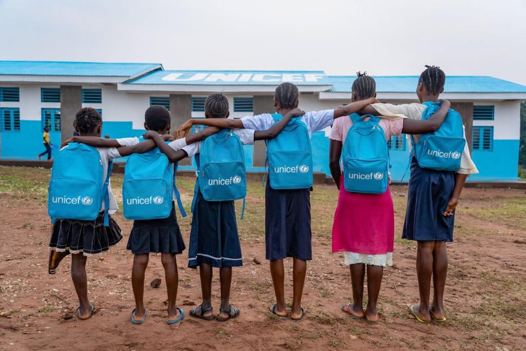 Des élèves de l'Ecole Primaire Luebo à Kamonia dans la province du Kasaï en RD Congo le 15 septembre 2022. L'école a été réhabilitée par l'UNICEF avec le soutien de UK Aid pour améliorer l'éducation des filles.