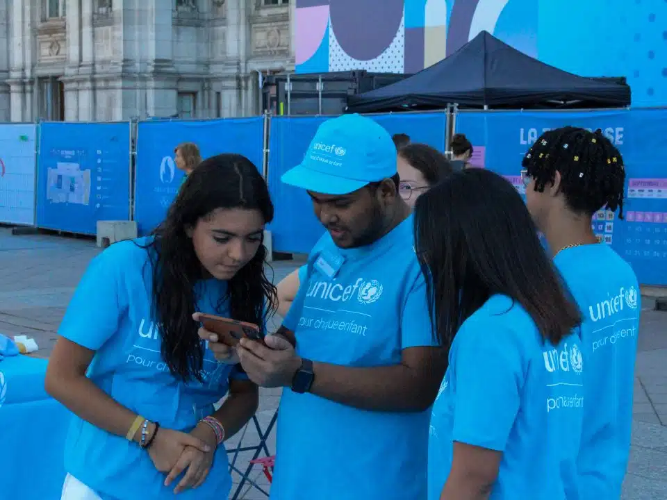 Un groupe de Jeunes Ambassadeurs de l'UNICEF lors de la Terrasse des Jeux, sur le Parvis de l'Hôtel de Ville (Paris, août 2024) © UNICEF France / Rayan Looto Ekila