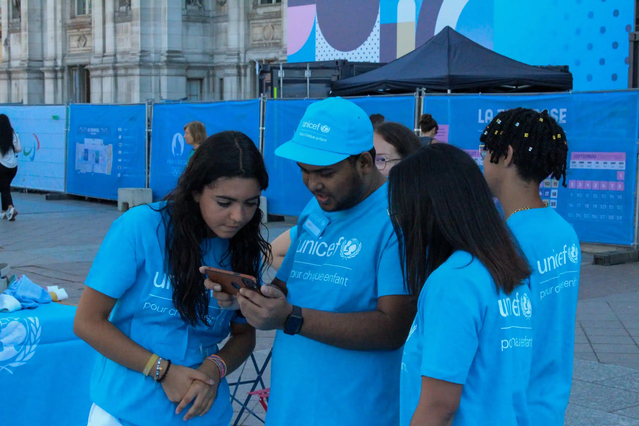 Un groupe de Jeunes Ambassadeurs de l'UNICEF lors de la Terrasse des Jeux, sur le Parvis de l'Hôtel de Ville (Paris, août 2024) © UNICEF France / Rayan Looto Ekila