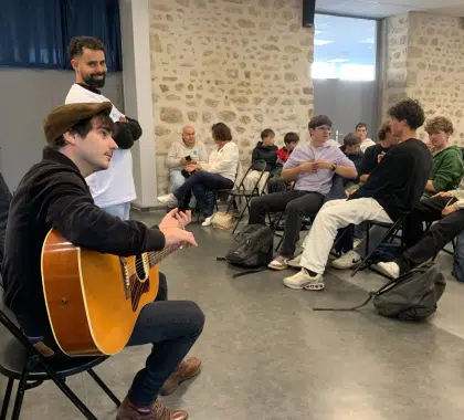 Regards croisés : rencontre entre le chanteur Gauvain Sers et les élèves de son ancien lycée